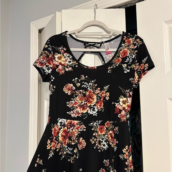 No Boundaries Black & Floral T Shirt Dress - Picture 2 of 13